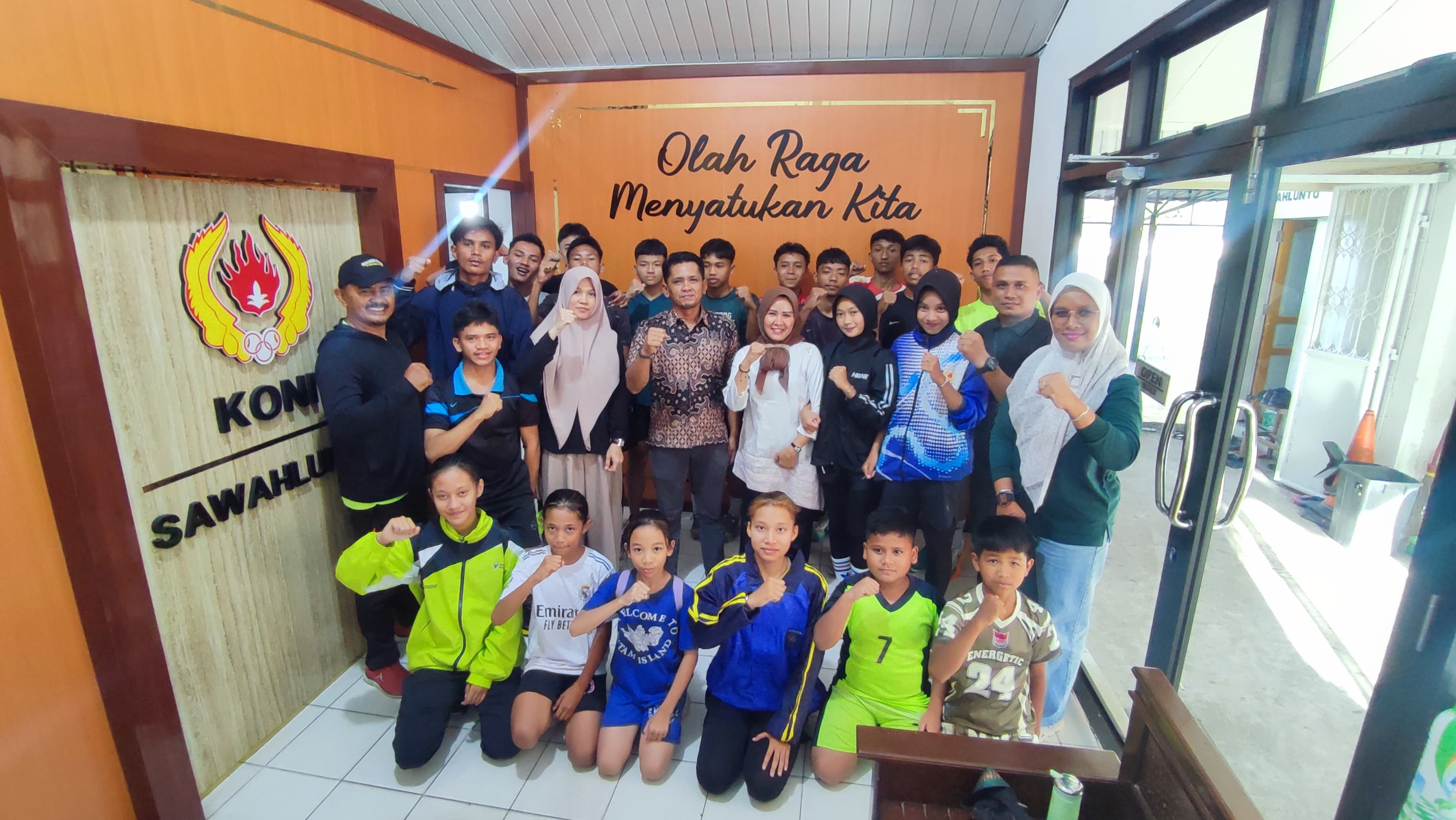 Sekretaris KONI Sawahlunto Hendri Febriyudi bersama pengurus, pelatih, dan 20 atlet PASI berfoto usai prosesi pelepasan di Sekretariat KONI, Kamis (9/4/2026). Kontingen tersebut akan mengikuti Kejurda Sumatera Barat di Bukittinggi sebagai bagian persiapan